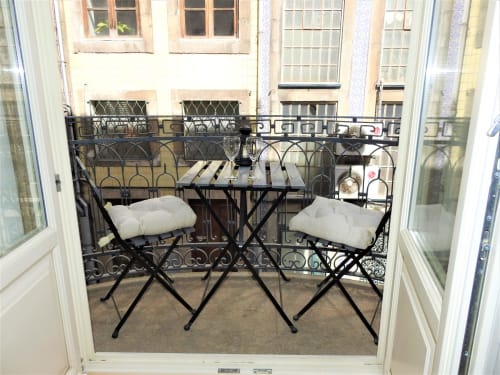 Apartment 2.1. One bedroom apartment with Sofa bed in livingroom. Suitable for 4 persons. Including balcony. Located in historic center of Porto. At walking distance to most sceneries. Fully equipped kitchen with stove, oven, dishwasher, water cooker and Nespresso coffee machine (pads included). Cooling and heating by AC- Split unit.