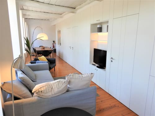 Apartment 1.3. Two-bedroom apartment with Sofa bed in livingroom. Suitable for 4 persons. Dining and seating area for 5 persons. HD Smart TV.  Located in historic center of Porto. At walking distance to most sceneries. Fully equipped kitchen with stove, oven, dishwasher, water cooker and Nespresso coffee machine (pads included). Cooling and heating by AC- Split unit.