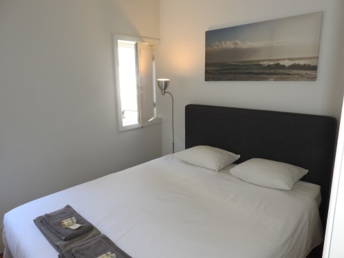 Apartment 1.3. Two-bedroom apartment with Sofa bed in livingroom. Suitable for 4 persons. Dining and seating area for 5 persons. HD Smart TV.  Located in historic center of Porto. At walking distance to most sceneries. Fully equipped kitchen with stove, oven, dishwasher, water cooker and Nespresso coffee machine (pads included). Cooling and heating by AC- Split unit.