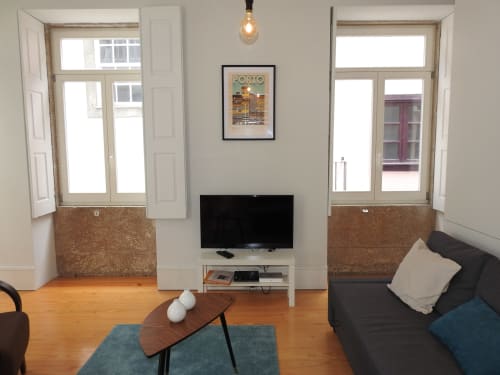 Apartment 2.1. One bedroom apartment with Sofa bed in livingroom. Suitable for 4 persons. Including balcony. Located in historic center of Porto. At walking distance to most sceneries. Fully equipped kitchen with stove, oven, dishwasher, water cooker and Nespresso coffee machine (pads included). Cooling and heating by AC- Split unit.