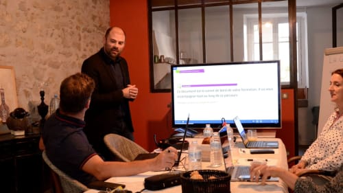 Nous accueillons les équipes d'entreprises pour leurs séminaires ou formations. L'accueil est personalisé. Au delà des réunions de travail, nous vous proposons de profiter de la région à travers de nombreuses activités et découvertes. La Cour Carrée est une maison d'hôtes de charme située à Carcassonne dans la Bastide entre la cité médiévale et le canal du midi. Vous pouvez y dormir et diner en table d'hôtes. Le petit-déjeuner est inclus dans le tarif ainsi que l'accès internet, le linge de lit et le linge de toilette. La maison est silencieuse et propre.