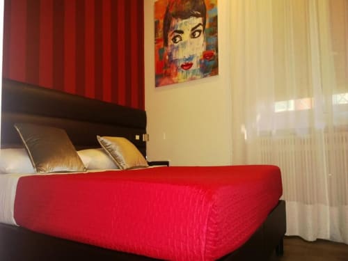 Camera matrimoniale Red con aria condizionata, TV e Wi-Fi- Bagno privato con asciugamani e asciugacapelli - Il Cavaliere B&B nel quartiere Aurelio, vicino al centro di Roma.