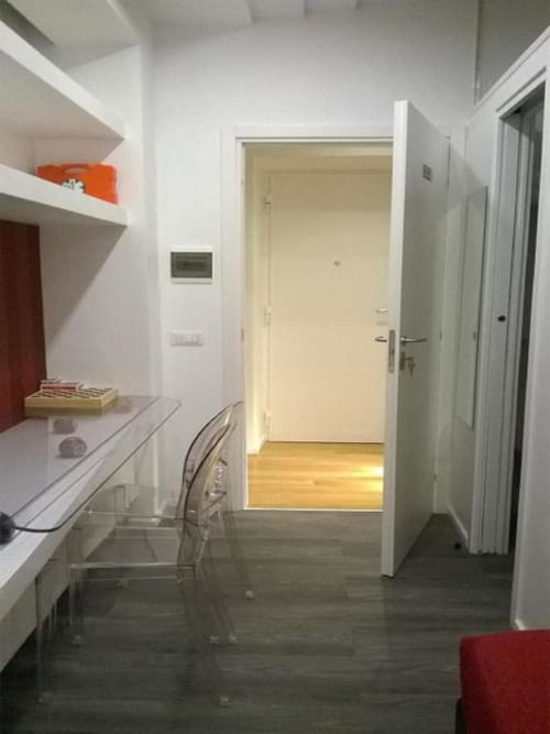 Camera matrimoniale Red con aria condizionata, TV, scrivania e Wi-Fi- Bagno privato con asciugamani e asciugacapelli - Il Cavaliere B&B nel quartiere Aurelio, vicino al centro di Roma.