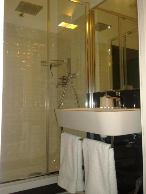 Camera matrimoniale Red con aria condizionata, TV, scrivania e Wi-Fi- Bagno privato con asciugamani e asciugacapelli - Il Cavaliere B&B nel quartiere Aurelio, vicino al centro di Roma.