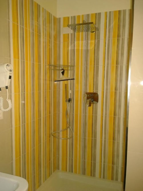 Camera matrimoniale Gold con aria condizionata, TV e Wi-Fi- Bagno privato con asciugamani e asciugacapelli - Il Cavaliere B&B nel quartiere Aurelio, vicino al centro di Roma.