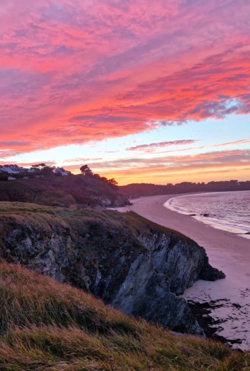 Octobre rose - coucher de soleil sur les dunes de Samzun - les maisons de Kerdavid'île à belle île en mer