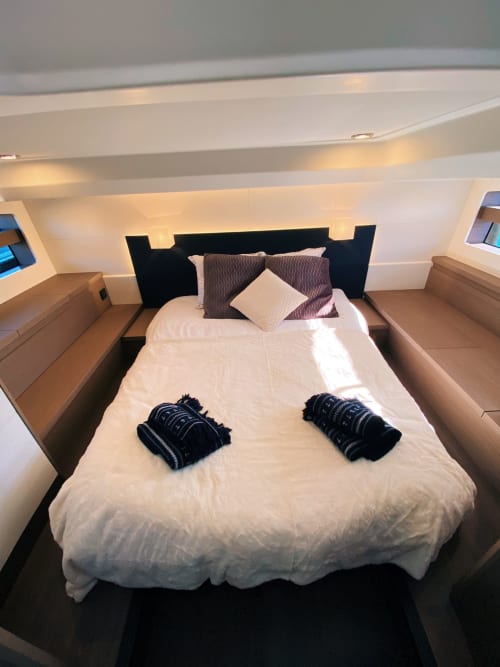 Chambre luxe - Yacht luxe - Location de bateau à quai - hébergement insolite - week-end Normandie - Nuit Deauville - Séjour romantique