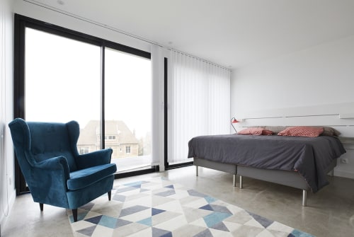 Villa Gabrielle à Pourville : la chambre parentale, face à la mer, avec dressing et salle d'eau , douche spacieuse