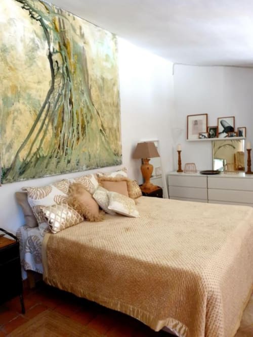Chambre lumineuse de villa avec literie beige, oreillers décoratifs et œuvres d'art moderne au-dessus du lit aux Fincas De Annie