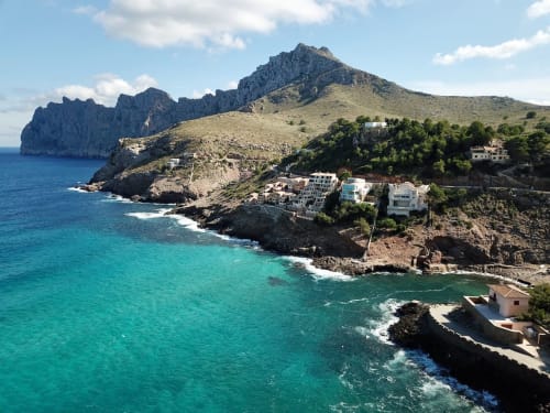 Vue côtière de Las Fincas De Annie à Felanitx avec eaux méditerranéennes turquoise et pics rocheux
