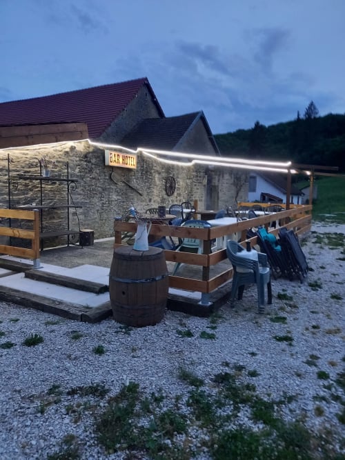 orchidée sauvage réserve naturelle faune flore nature cerf brame chevreuil renard sanglier étangs ruisseau prairie forêt animaux ferme cochon lapin poules canards chèvre brebis âne ânesse pintade oie jard permaculture bière artisanale gastronomie repas table d'hôte saucisse de Morteau légumes dormir hébergement appartement chambre repos piscine spa jacuzzi histoire jeux trampoline toboggan balançoire ping pong baby foot