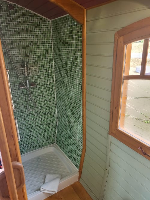 Douche moderne aux carrelages verts en mosaïque du gîte La Roulotte des Oiseaux aux Refuges Du Chalet, Jalhay