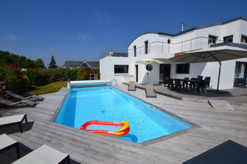 Villa Keruster à Guidel, façade avec jardin et vue mer Terrasse de la Villa Keruster à Doëlan, avec piscine en bord de mer
