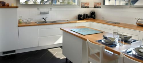 Cuisine équipée de la Villa Keruster, Finistère,  bord de mer à Doëlan  avec espace convivial ; très grande maison vue mer bretagne location bretagne sud 12 persones