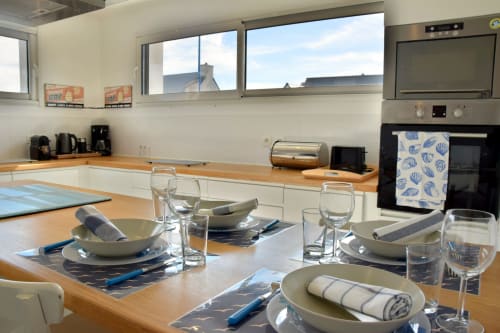 Cuisine équipée de la Villa Keruster, Finistère,  bord de mer à Doëlan  avec espace convivial ; très grande maison vue mer bretagne location