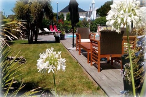 Terrasse de la Villa Keruster à Doëlan, avec piscine en bord de mer