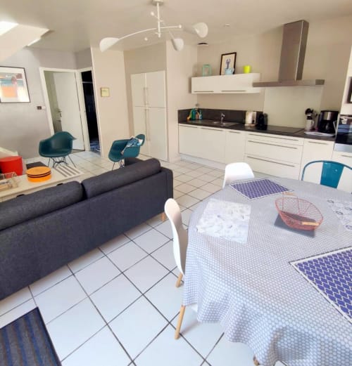 grande pièce de vie pour 6 personnes avec piscine Salon moderne de la maison Côté Port, Doëlan, lumineux et spacieux