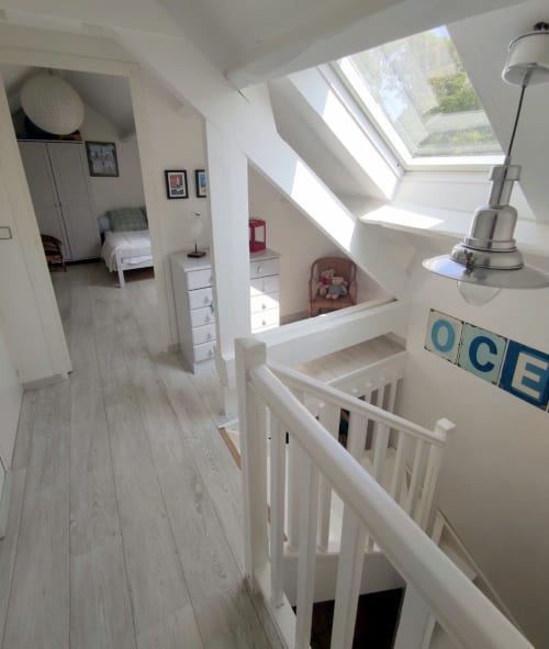 A l'étage. location avec grande piscine bretagne Jardin privé Villa Côté Port, Doëlan vacances en famillemaison au charme iodé sobre et blanc
