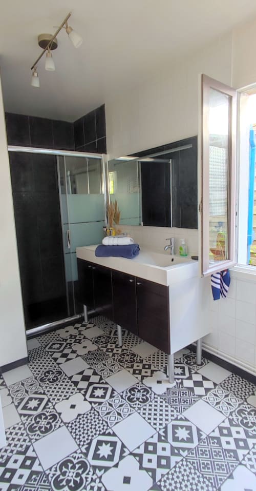 salle de bain contemporaine cosy piscine