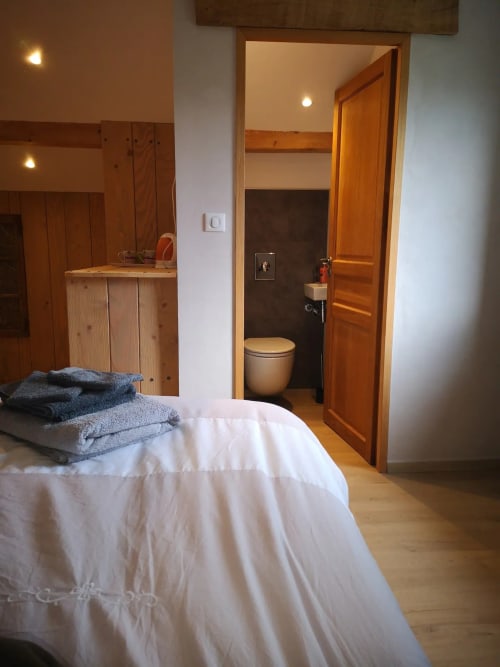 Toilettes séparée, coin salon, télévision, WI-fi, balades, sport, compétitions, bien-être. Vosges, montagnes, neige, soleil.