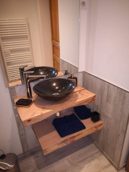 vasque, granit, salle bain privative, radiateur sèche serviette, miroir, gel douche, shampooing.