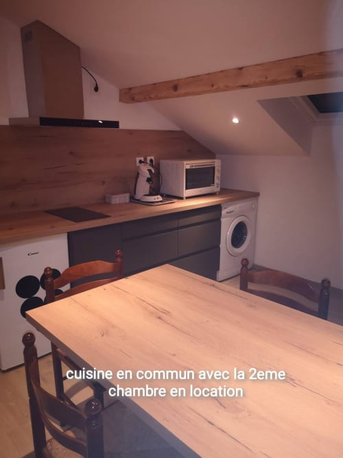 cuisine, micro onde, plaque induction, four, vaisselle, machine à laver, pinces  linge, verre, assiette, poêle, casserole, bouilloire, cafetière, dosettes café fournies, thé, infusion, appareil raclette.
