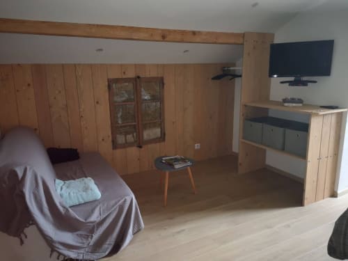 Coin salon, rangement, penderie, télévision, calme, tranquillité, spacieuse, spacieux, propre, claire