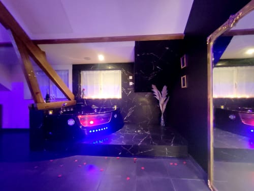 Chambre moderne aux lumières violettes chez Lesdoucesnuits45 à Montargis avec lit voiture luxe et éclairage ambiant
