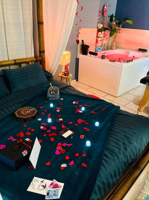 Décor romantique dans notre chambre beauté avec jacuzzi privatif