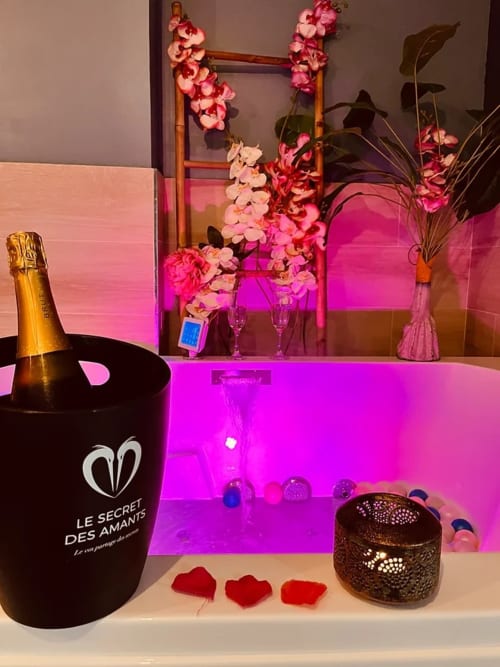 Champagne dans nos chambres avec jacuzzi privatif