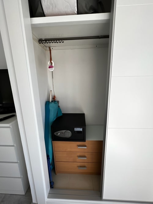 armario, caja fuerte, sombrillas, sillas playa