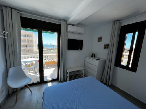 dormitorio principal, cama, vistas al mar, televisión