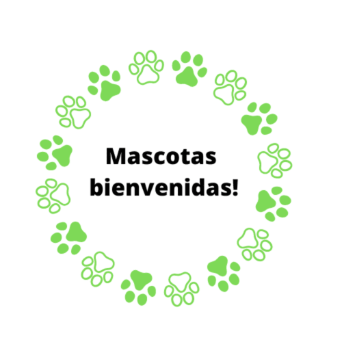 Huellas de pata verde rodean el texto 'Mascotas bienvenidas!' que da la bienvenida a animales en Cabañas Compostela Santiago