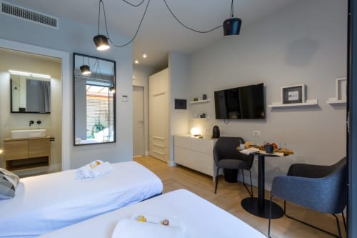 Camera moderna a Casa Lounge Istria a Cagliari con letti gemelli, bagno privato, scrivania e vista sul giardino