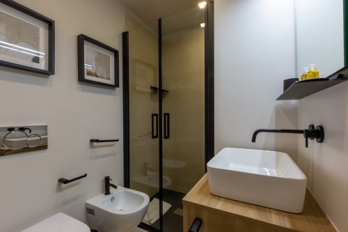 Moderno bagno a Casa Lounge Istria con doppi lavabi a vasca, doccia walk-in e vista sul giardino
