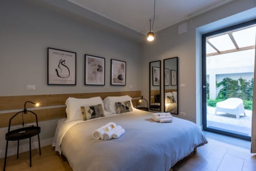 Camera moderna di Casa Lounge Istria, Cagliari con vista giardino, testata in legno e arte contemporanea