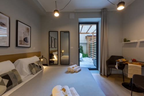 Camera moderna di Casa Lounge Istria a Cagliari con vista sul giardino, biancheria bianca e arredi contemporanei