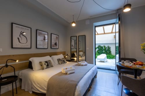 Camera moderna a Casa Lounge Istria a Cagliari con vista giardino, letto, arte contemporanea e accesso alla terrazza
