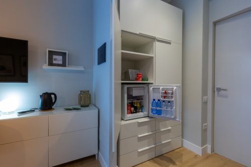 Angolo cucina moderno di Casa Lounge Istria Cagliari con frigobar, bollitore e scaffali per la conservazione