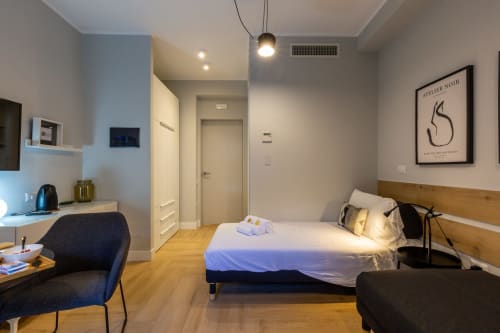 Moderna camera d'hotel presso Casa Lounge Istria a Cagliari con letto, scrivania e arredamento contemporaneo