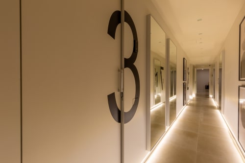 Corridoio moderno della camera 3 presso l'hotel Casa Lounge Istria a Cagliari, con illuminazione ambientale e porte a specchio