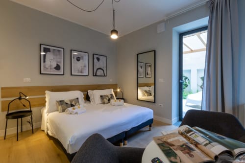 Camera moderna a Casa Lounge Istria, Cagliari con vista giardino, letto in legno e arredi contemporanei