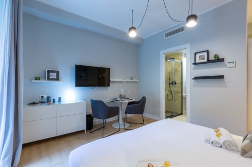 Camera moderna di Casa Lounge Istria a Cagliari con scrivania, TV a parete e bagno ensuite