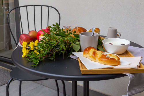 Colazione a Casa Lounge Istria: cornetti freschi, yogurt, mele, fiori ed erbe aromatiche con vista sul giardino