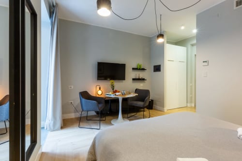 Camera moderna di Casa Lounge Istria a Cagliari con zona living, TV e arredamento contemporaneo