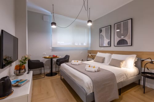 Camera moderna del Casa Lounge Istria a Cagliari con letto matrimoniale, zona salotto e vista sulla città