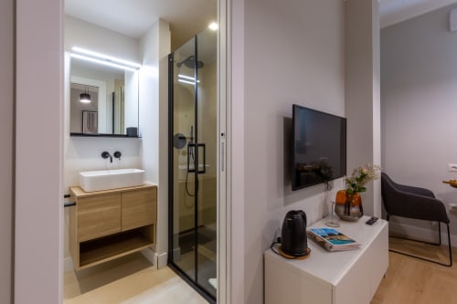 Camera moderna a Casa Lounge Istria a Cagliari con bagno ensuite, doccia e TV