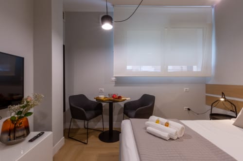 Camera moderna di Casa Lounge Istria a Cagliari con letto, zona relax e vista sulla città