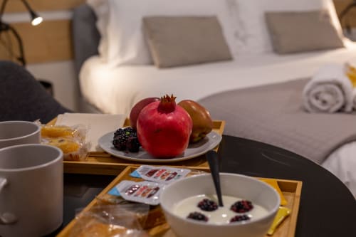 Colazione a Casa Lounge Istria con melograno fresco, frutti di bosco, yogurt, tazze di caffè e pasticcini a Cagliari