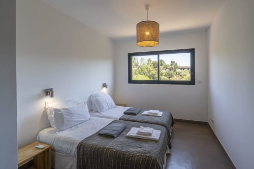 chambre deux lits simples, vue maquis